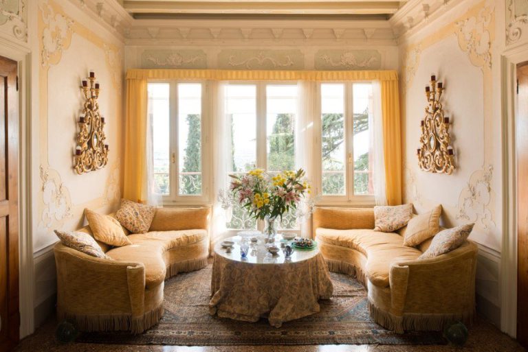 Il galero villa in veneto round chairs and table