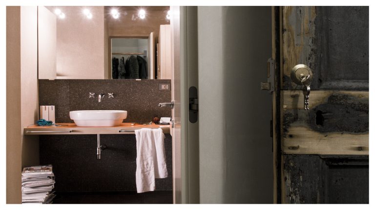 CasaCau studio bathroom
