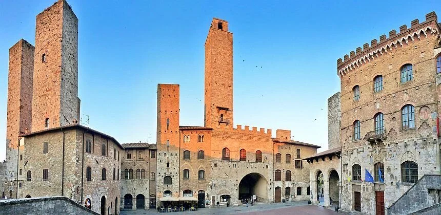 piazza-del-duomo-and-san-gimignano-siena-italy-2.jpg
