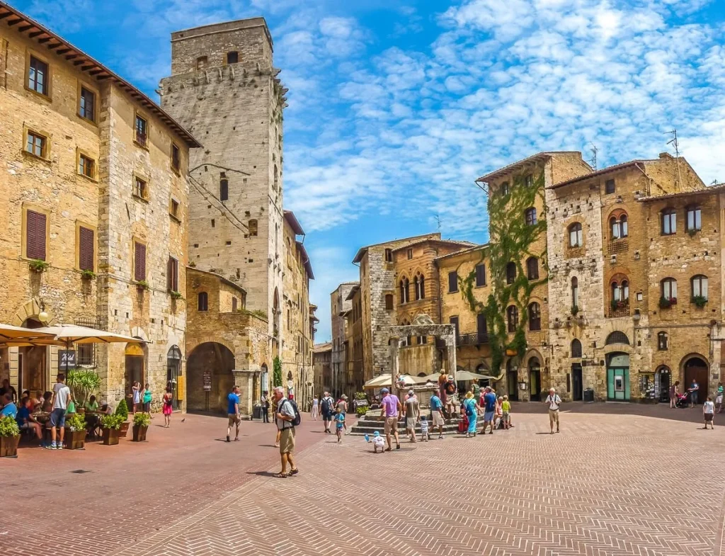 siena-daytrips-piazza-della-cisterna-san-gimignano.jpg