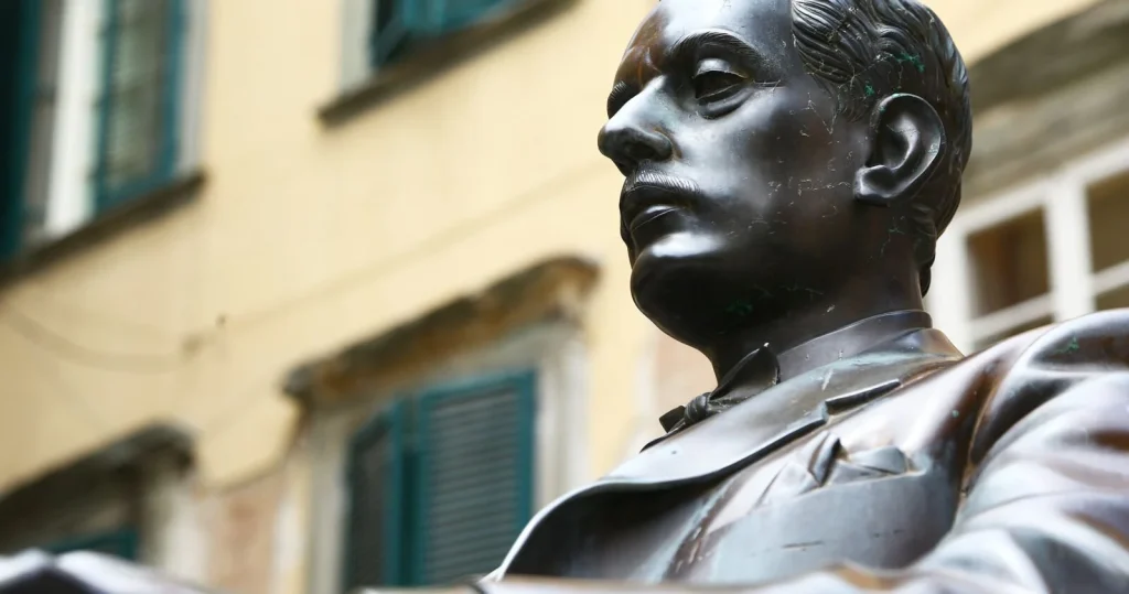 reasons-lucca-puccini-statue.jpg