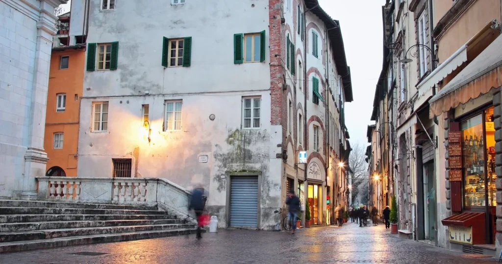 reasons-lucca-shopping.jpg
