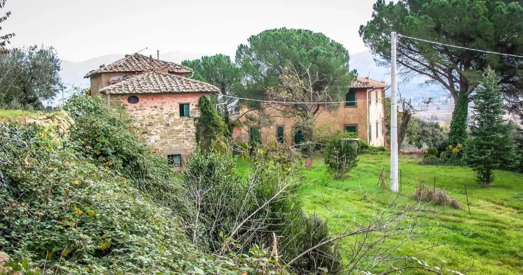crumbling-villa-laura.jpg