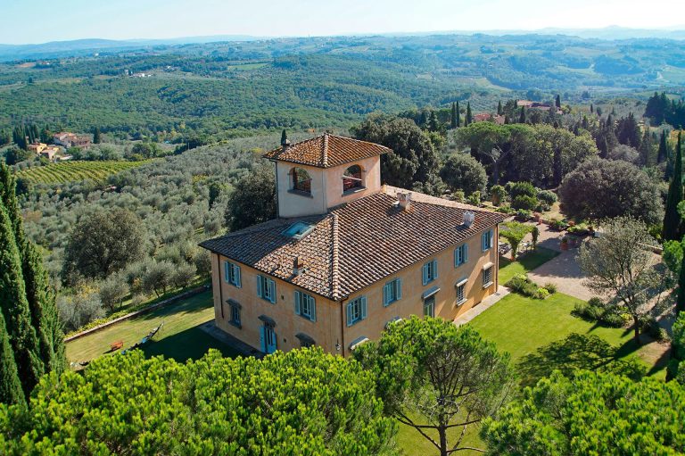 Villa Tavernaccia — Aerial view of the villa and the Chianti hills