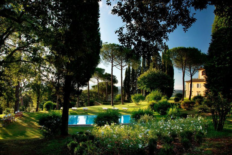 Villa Tavernaccia — Gardens and pool