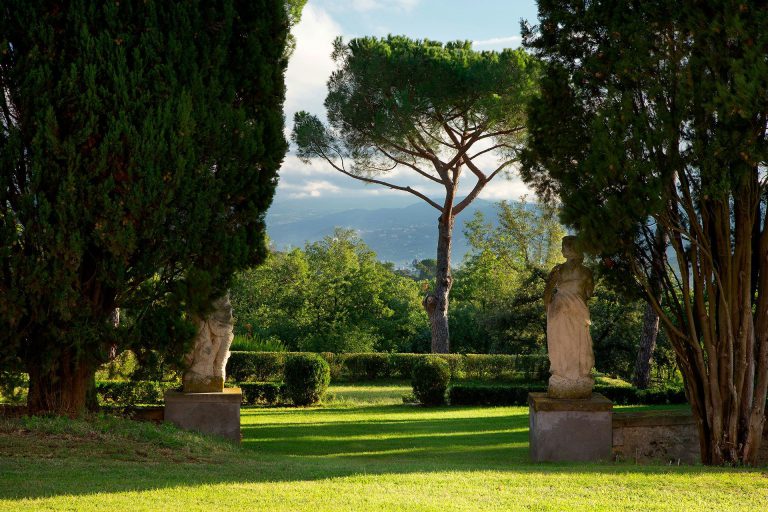 Villa Tavernaccia — Statues in the Italian garden