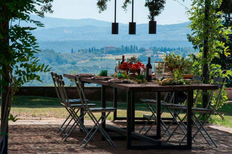 Villa Tavernaccia — Outdoor dining with valley views
