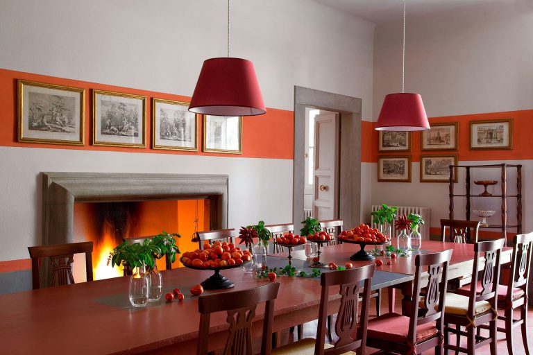 Villa Tavernaccia — Dining room with fireplace