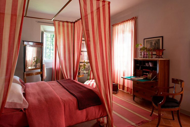 Villa Tavernaccia — Bedroom with canopy bed