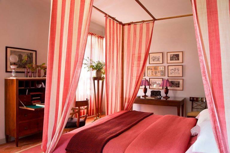 Villa Tavernaccia — Canopy bedroom
