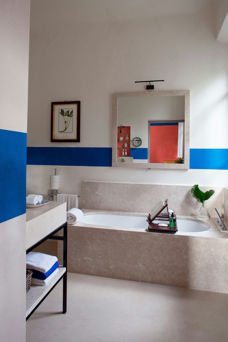 Villa Tavernaccia — En-suite bathroom with bathtub