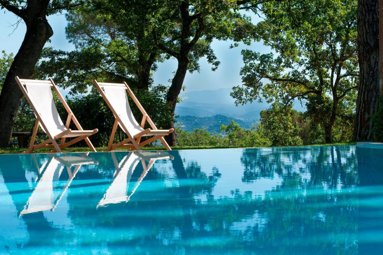 Villa Tavernaccia — Poolside loungers