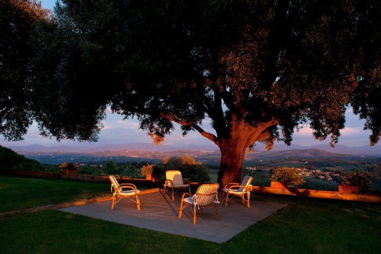 Villa Tavernaccia — Evening under the oak