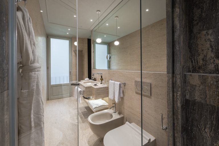 Villa Arnova, Florence — En-suite bathroom