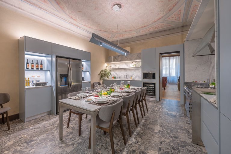 Villa Belcortese, Florence — Eat-in kitchen and dining table