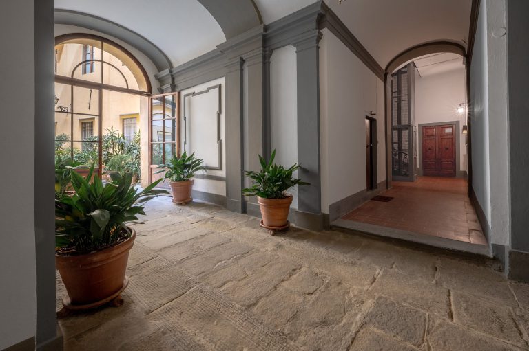 Villa Belcortese, Florence — Palazzo courtyard