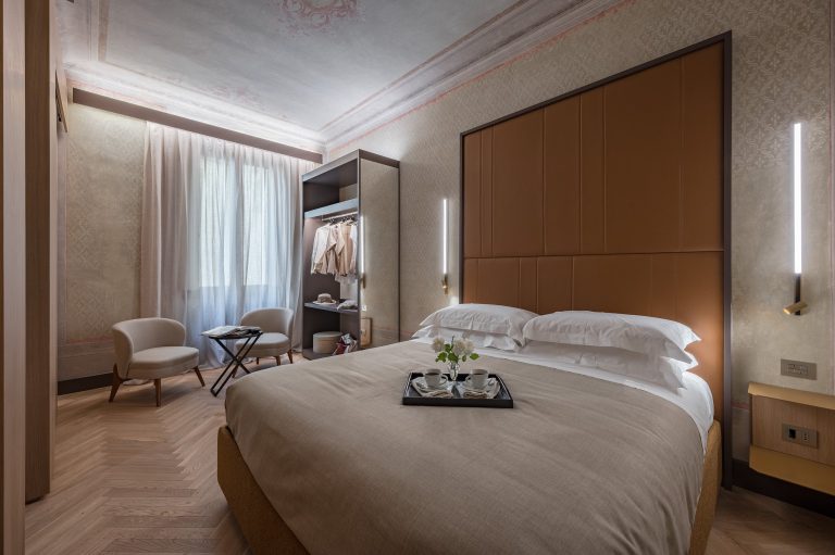 Villa Belcortese, Florence — Queen bedroom