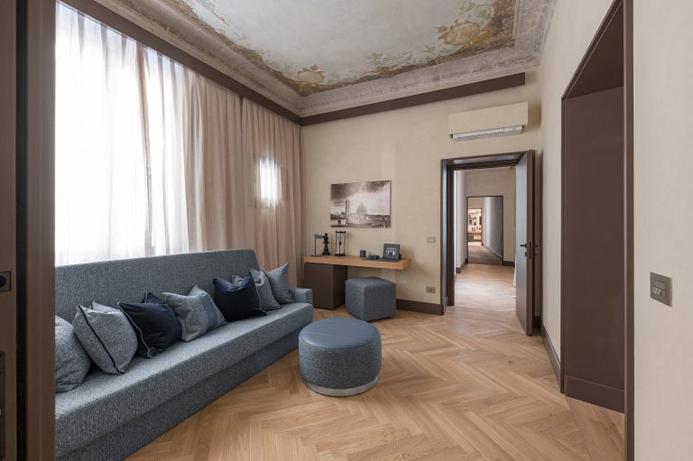 Villa Belcortese, Florence — Bedroom sitting area