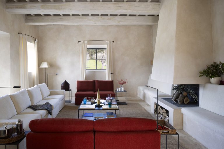 Casa Bachicche — Living room with fireplace