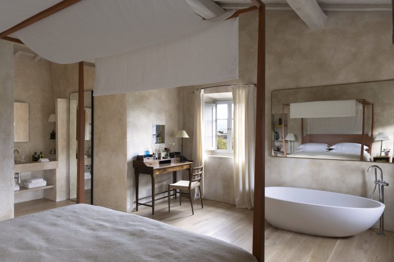 Casa Bachicche — Suite with four-poster bed and freestanding tub