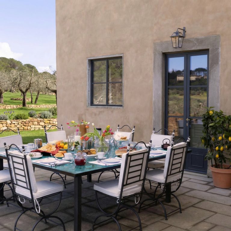 Casa Bachicche — Outdoor dining beside the house