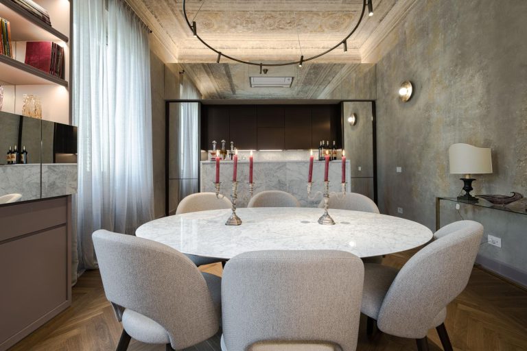 Villa Elirenza, Florence — Dining table under a frescoed ceiling