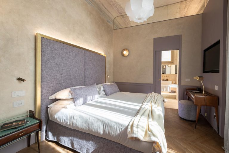 Villa Elirenza, Florence — Queen bedroom