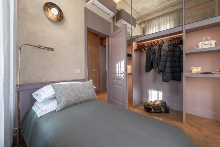 Villa Elirenza, Florence — Bedroom with wardrobe