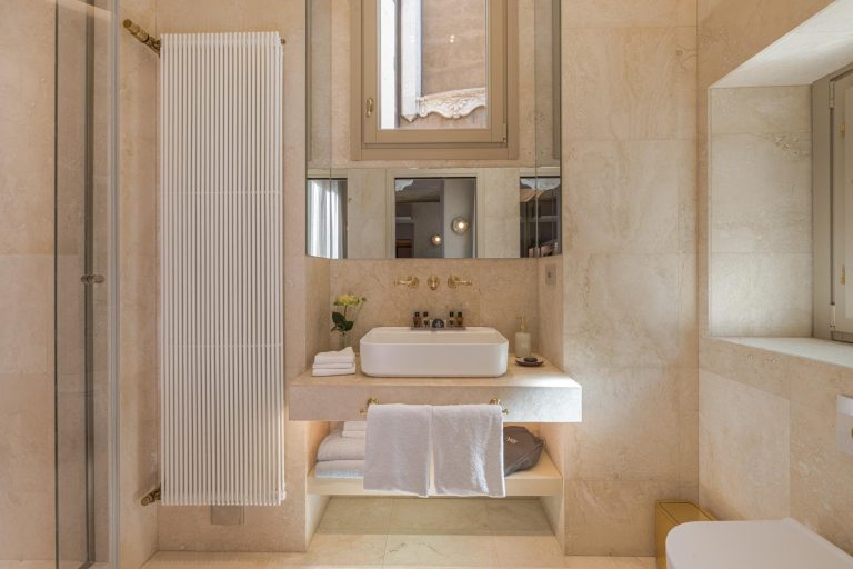 Villa Elirenza, Florence — En-suite bathroom