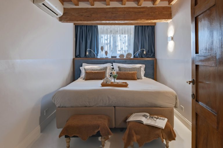 Villa Nau, Florence — Queen bedroom