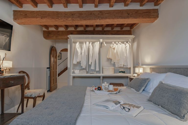 Villa Nau, Florence — Queen bedroom
