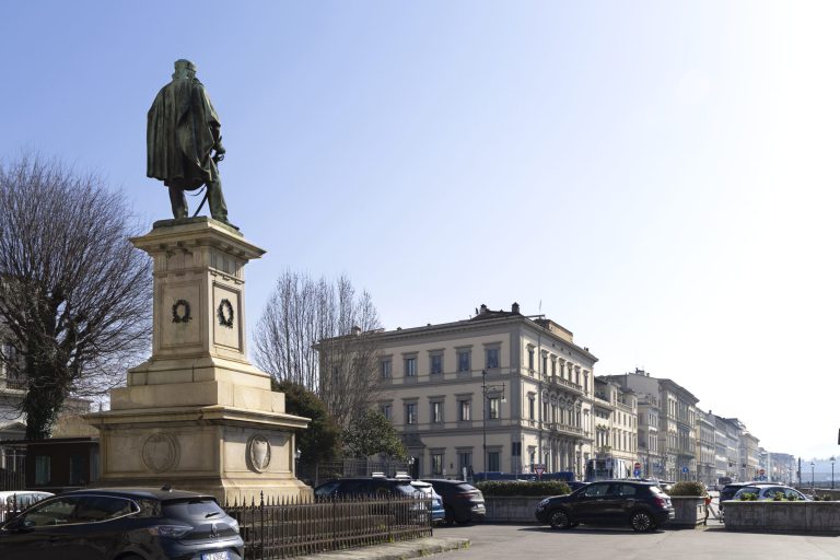 Palazzo Sarzana-Fici — Statue on the Lungarno