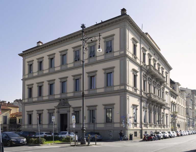 Palazzo Sarzana-Fici — The palazzo on the Lungarno Vespucci