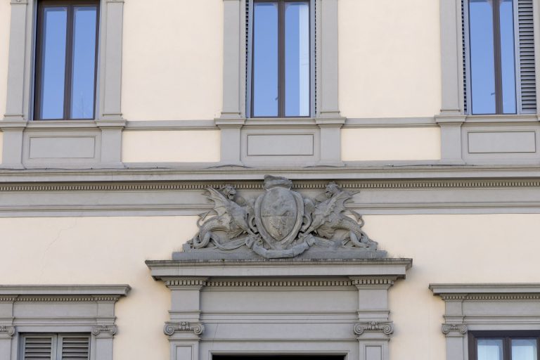 Palazzo Sarzana-Fici — Carved crest over the entrance