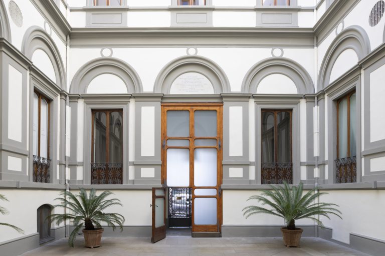 Palazzo Sarzana-Fici — Palazzo courtyard