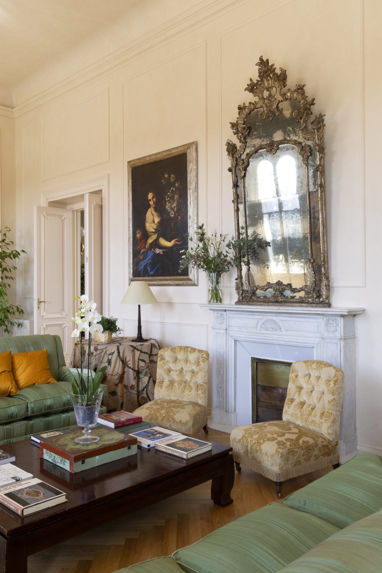 Palazzo Sarzana-Fici — Living room fireplace