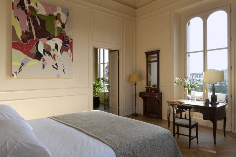 Palazzo Sarzana-Fici — Double bedroom with river views