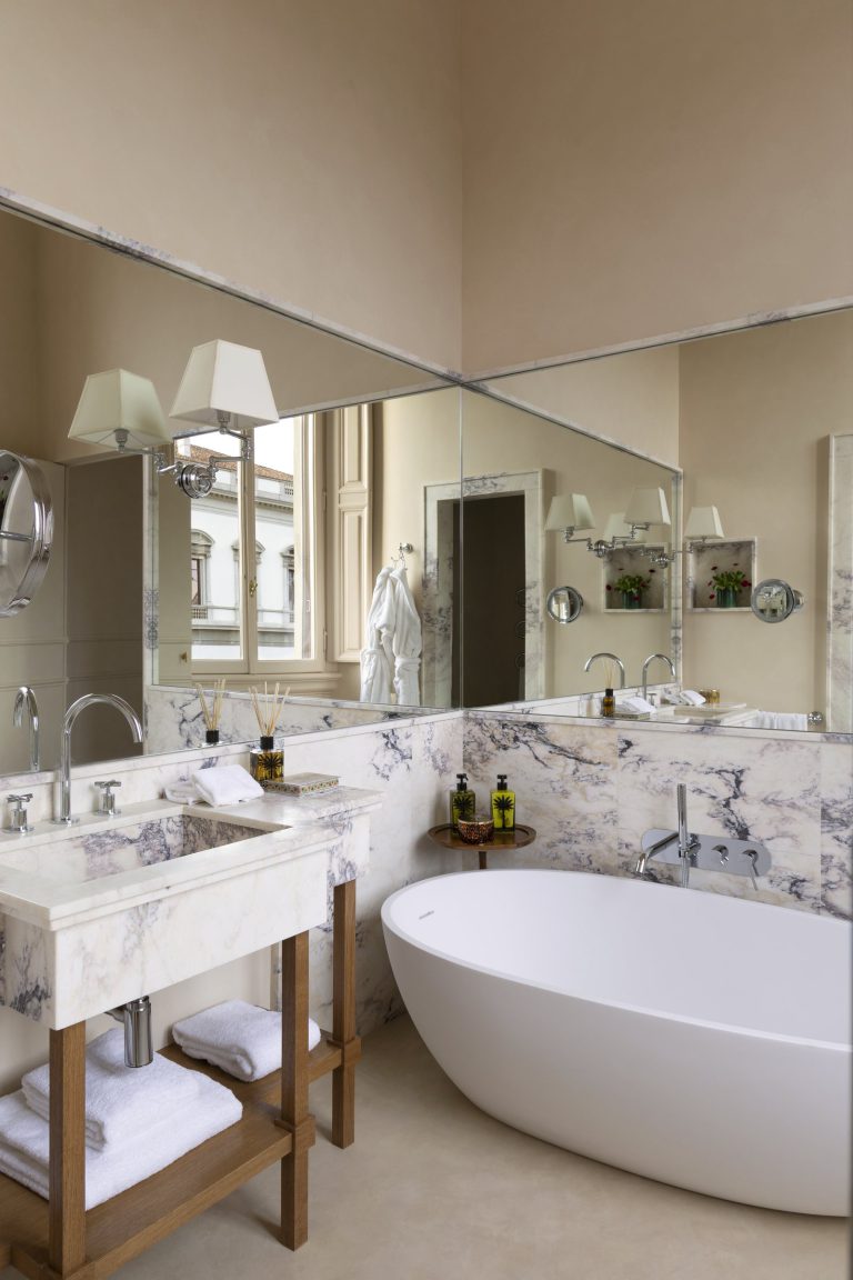 Palazzo Sarzana-Fici — Marble bathroom with freestanding tub