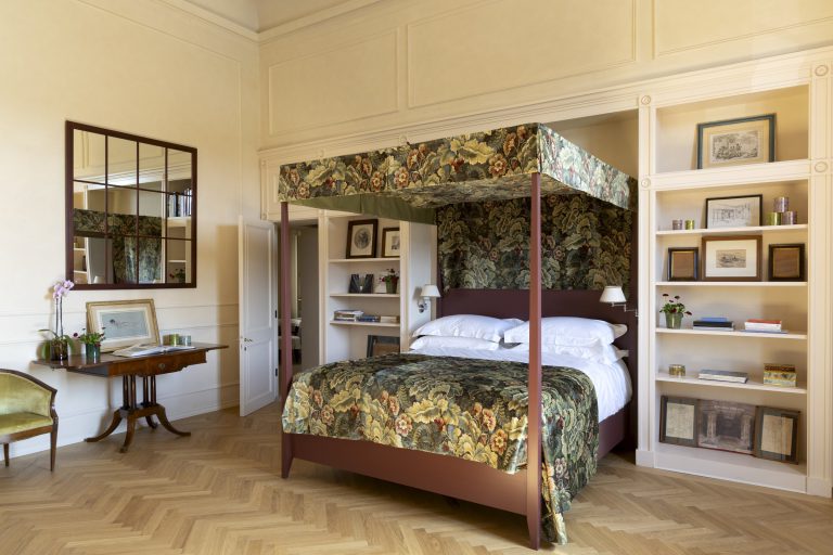 Palazzo Sarzana-Fici — Four-poster bedroom