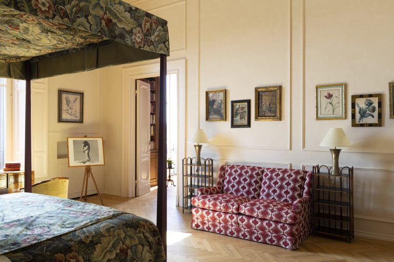 Palazzo Sarzana-Fici — Four-poster bedroom sitting area