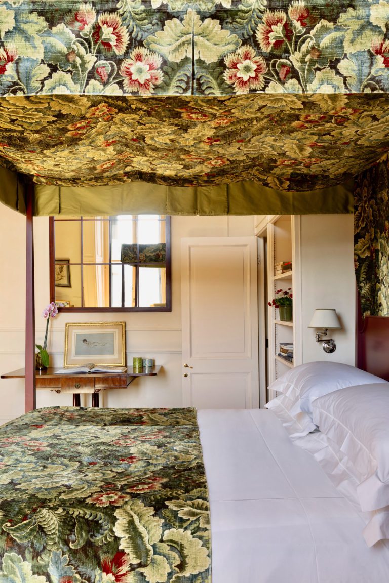 Palazzo Sarzana-Fici — Four-poster bed