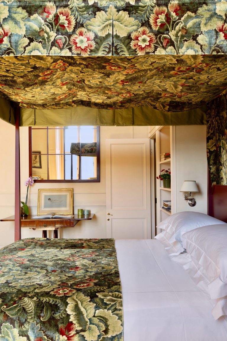 Palazzo Sarzana-Fici — Four-poster bedroom