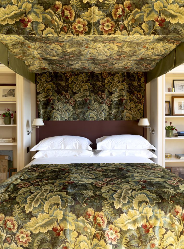 Palazzo Sarzana-Fici — Four-poster bed