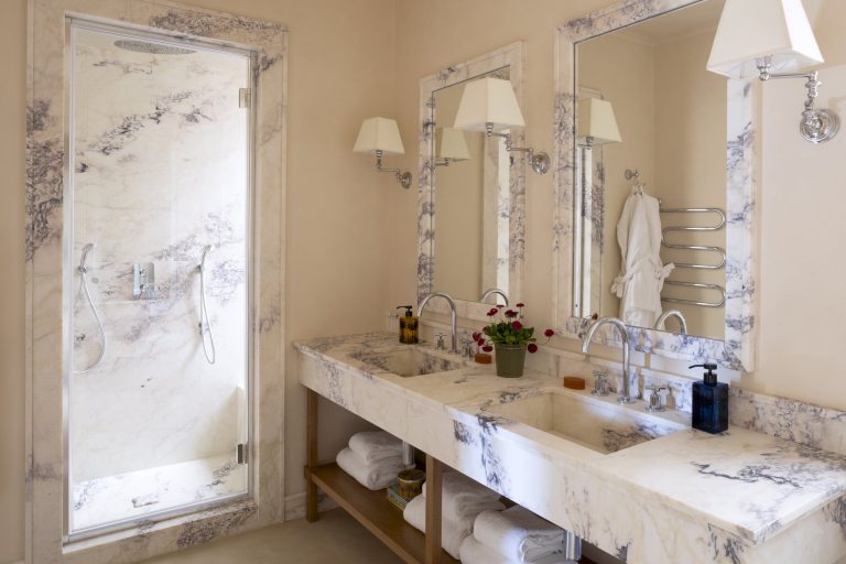 Palazzo Sarzana-Fici — Marble bathroom