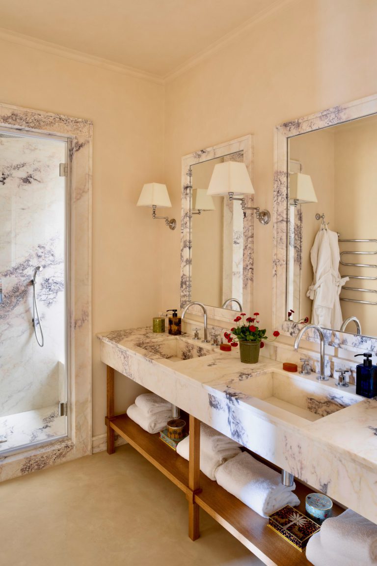 Palazzo Sarzana-Fici — Marble bathroom