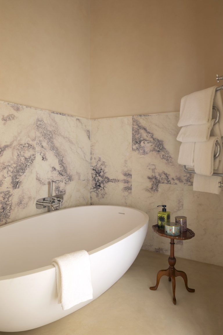 Palazzo Sarzana-Fici — Freestanding bathtub