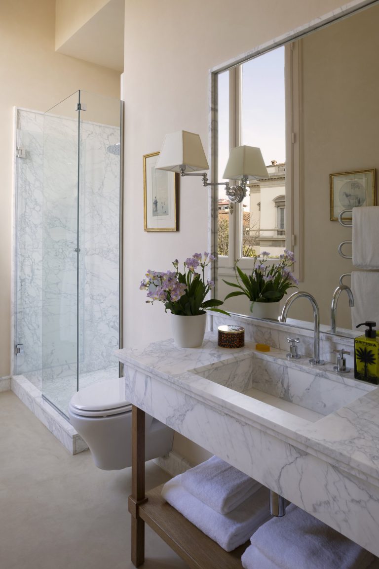 Palazzo Sarzana-Fici — Marble en-suite bathroom