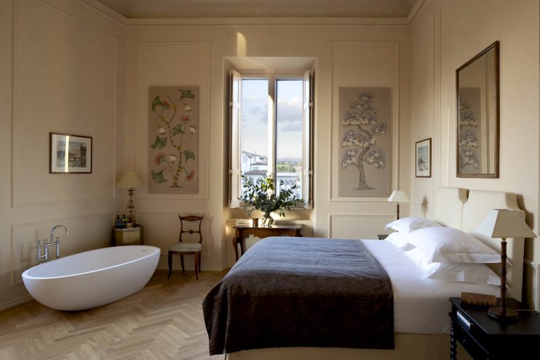 Palazzo Sarzana-Fici — Bedroom with freestanding bathtub