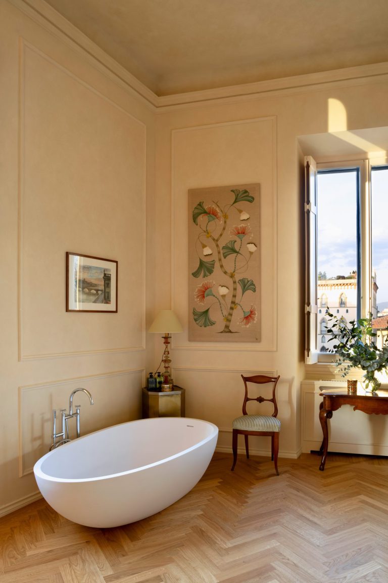 Palazzo Sarzana-Fici — Bedroom with freestanding bathtub