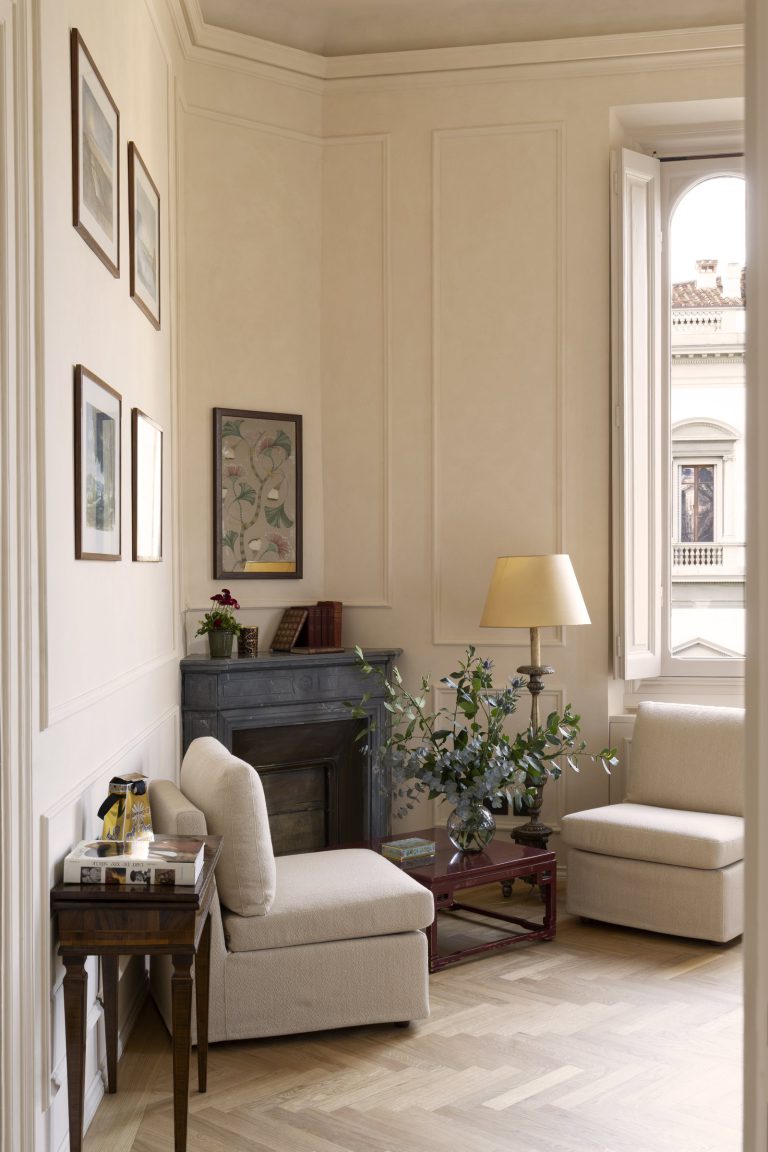 Palazzo Sarzana-Fici — Bedroom sitting corner